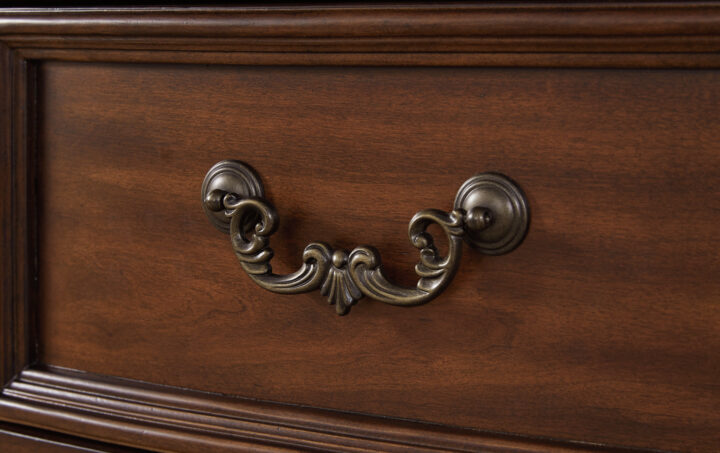 LAVINTON NIGHTSTAND CLOSEUP 02