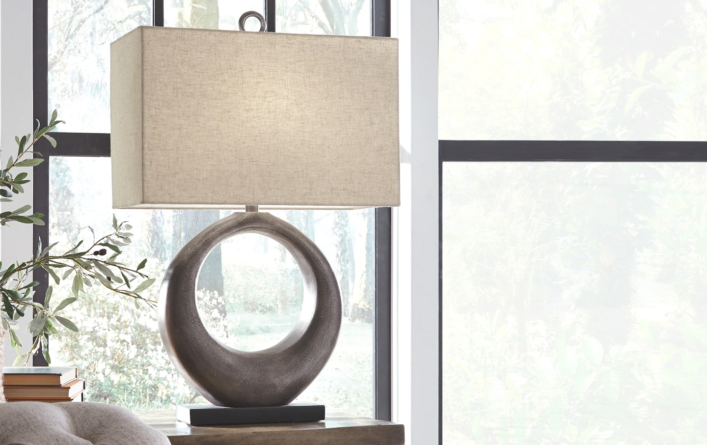SARIA-METAL-TABLE-LAMP-Life-Style