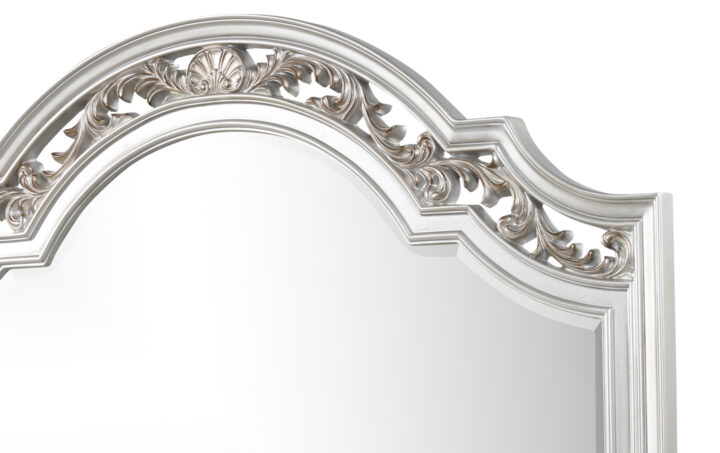VALENTINA-Mirror-clouseup1